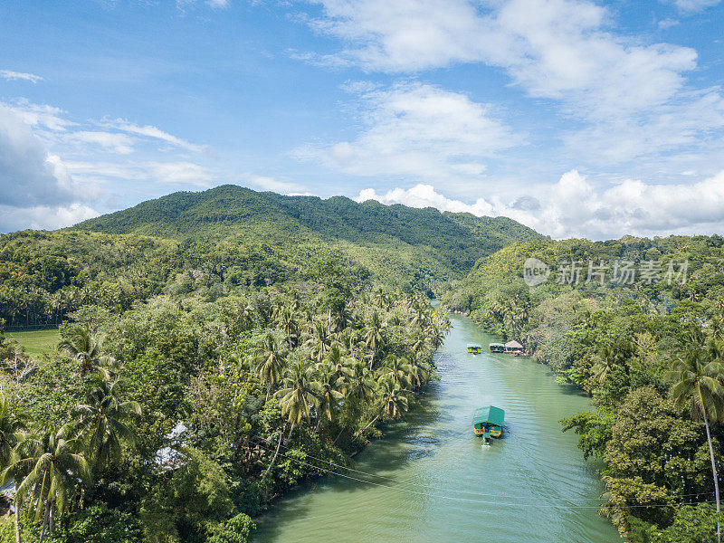 无人机鸟瞰菲律宾热带河上的棕榈树