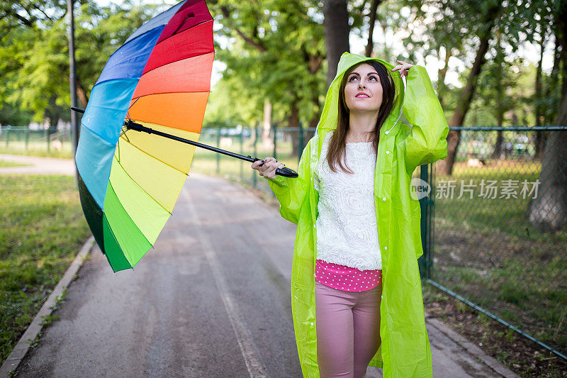 雨中带着伞的美丽女孩