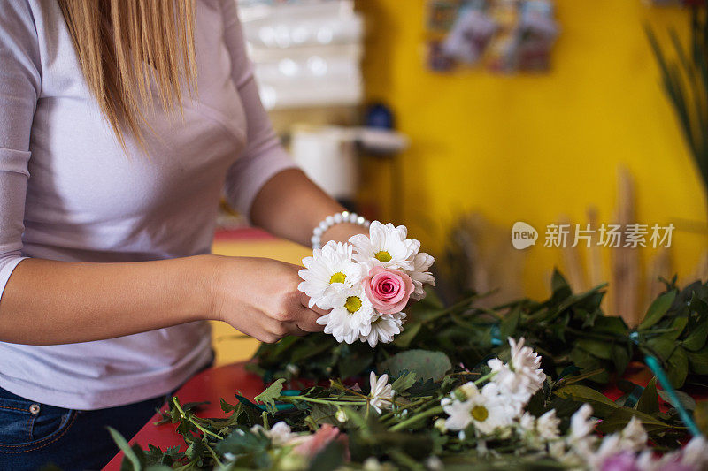 花商准备婚礼装饰