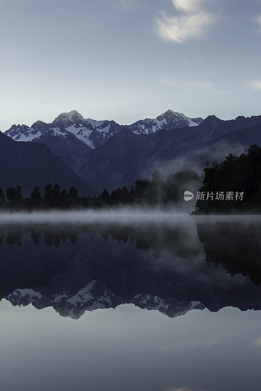 马西森湖自然全景在日出，新西兰