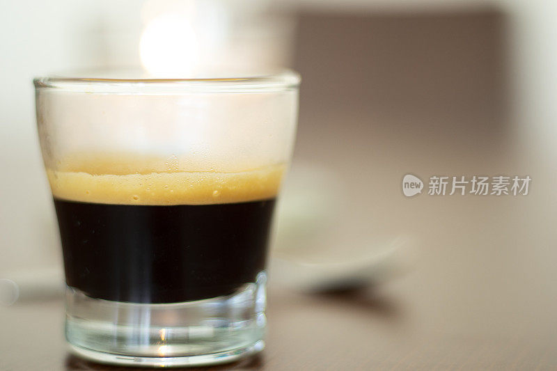 桌子上的浓缩咖啡杯。