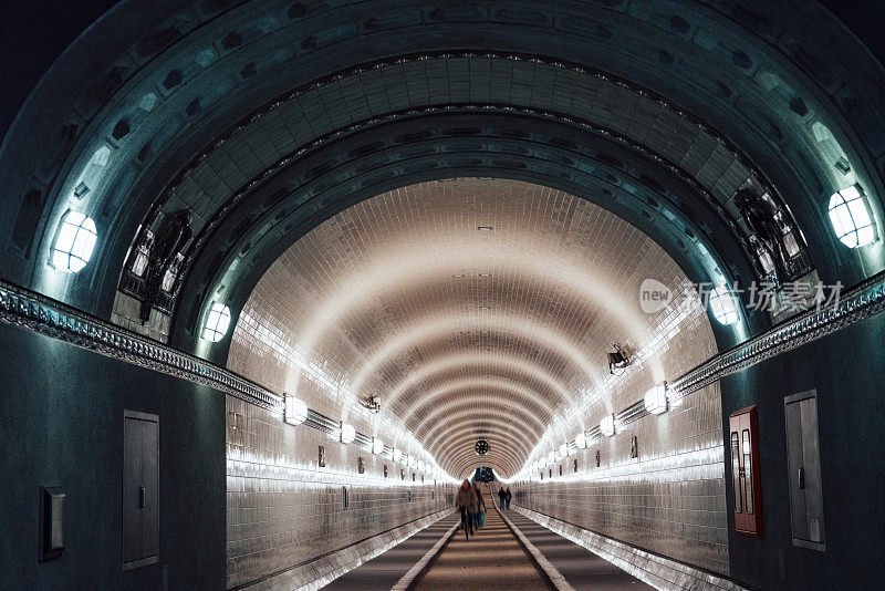 在汉堡的照明老Elbtunnel的内部视图