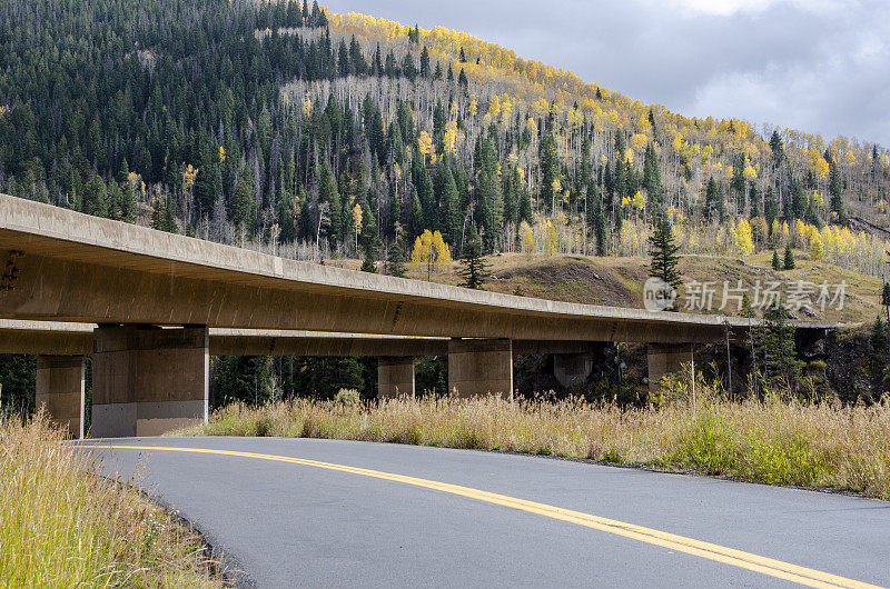 位于科罗拉多州落基山脉的I-70高速公路的维尔立交桥出口