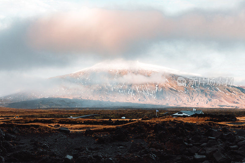 在明亮的阳光明媚的日落在冰岛雪山火山的风景