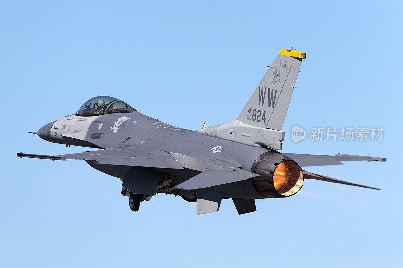 美国空军(USAF)从日本三泽空军基地第35战斗机联队第14战斗机中队的洛克希德F-16CJ战斗猎鹰90-0824从阿瓦隆机场起飞。