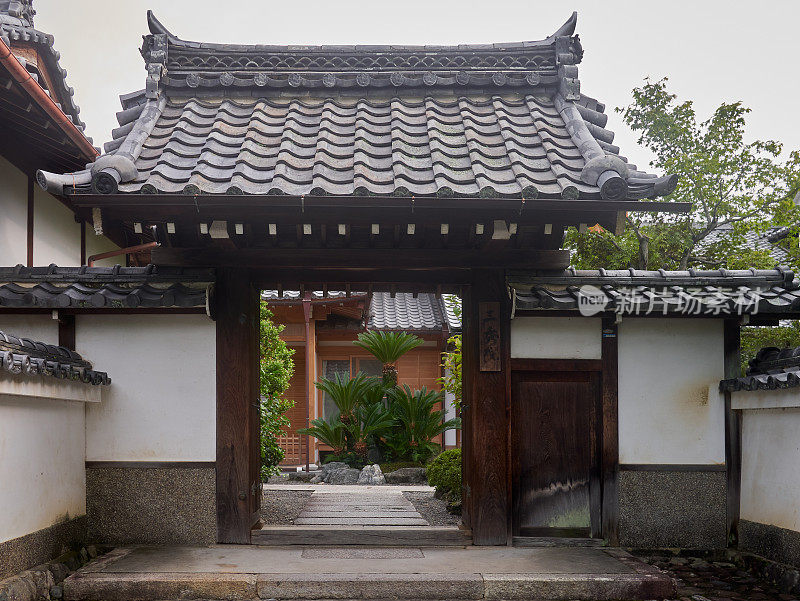 日本京都天龙寺三院的大门。