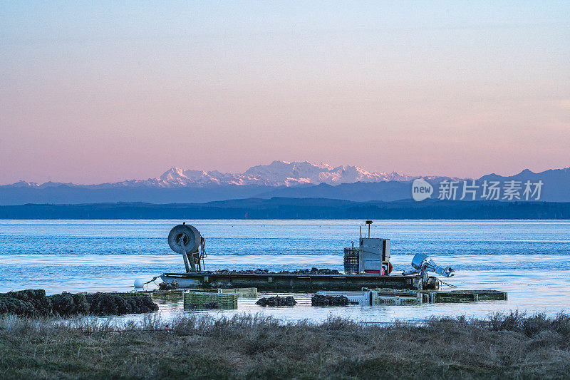 日出时太平洋上的海船景色