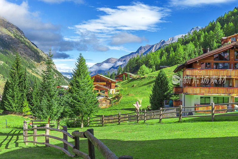 瑞士泽马特阿尔卑斯村的房屋
