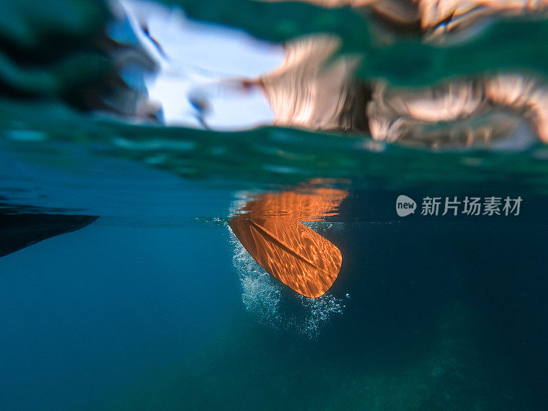 近距离在海平面以下划桨