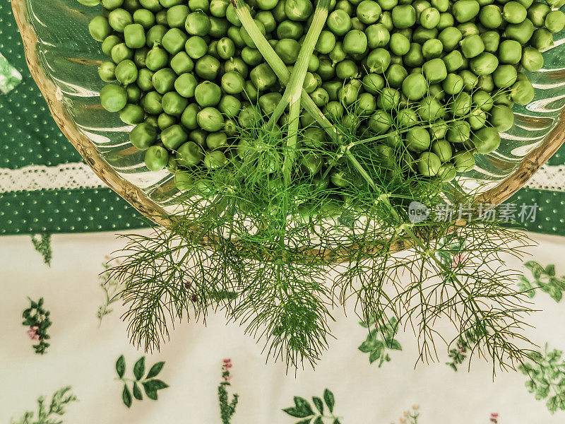 新鲜的有机豌豆和茴香碗放在桌上