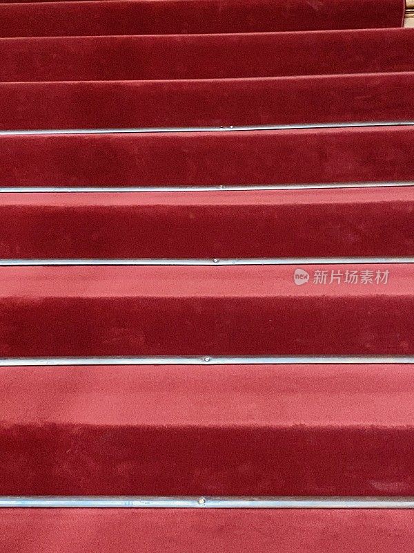 红地毯的楼梯