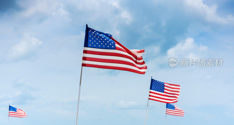 四面美国国旗映衬着云景