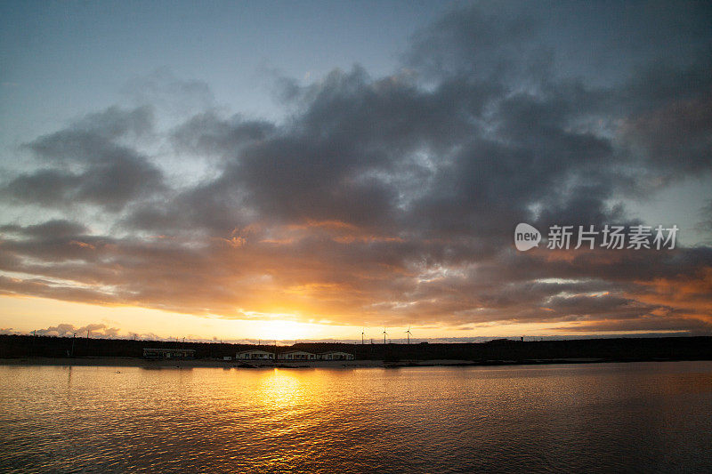 美丽的日落在热带海上