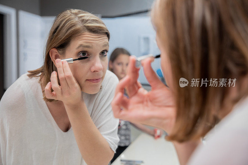 成年女性在睫毛上涂睫毛膏