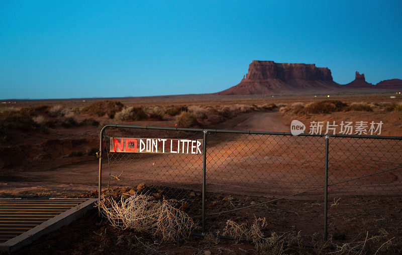 不要在美国亚利桑那州沙漠纪念碑谷的栅栏上乱扔标志