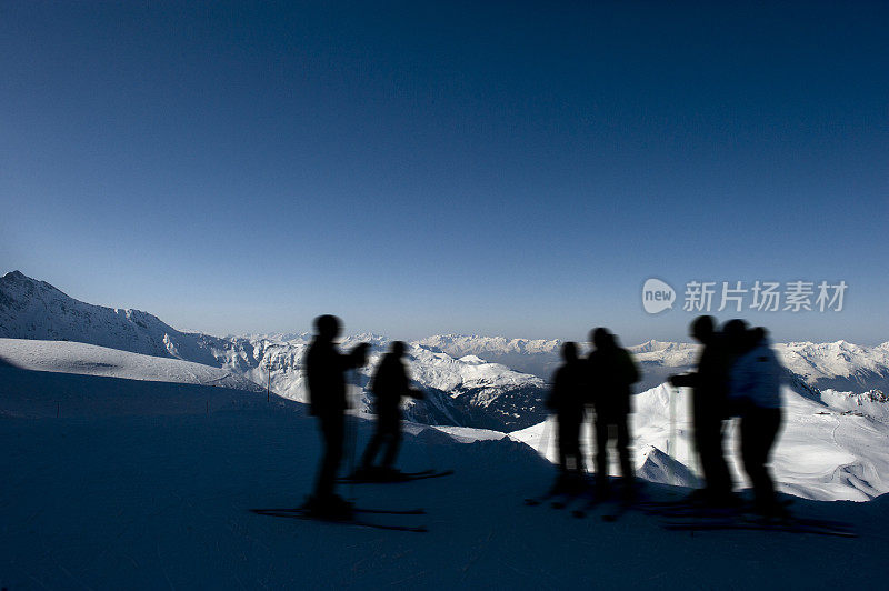 滑雪坡顶滑雪者的剪影