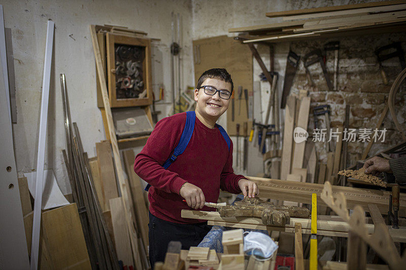 十几岁的男孩在木工车间做一些工艺品