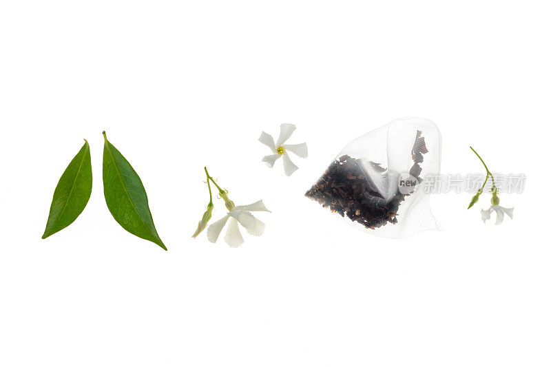 茉莉花香味的绿茶半透明茶袋与茉莉花孤立在白色的背景