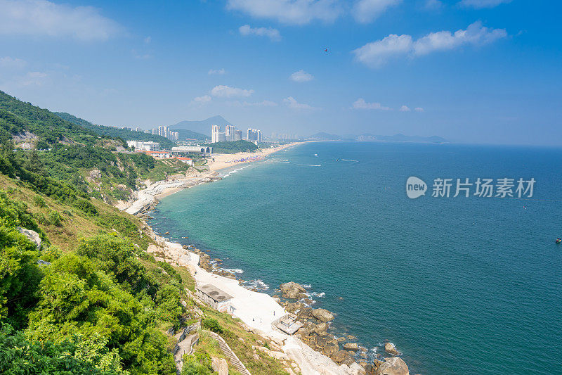 中国阳江海陵岛的海岸线，山青海蓝