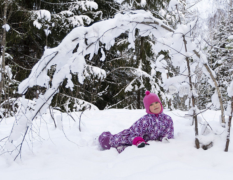 孩子，5岁女孩，白人，在深雪中玩耍。