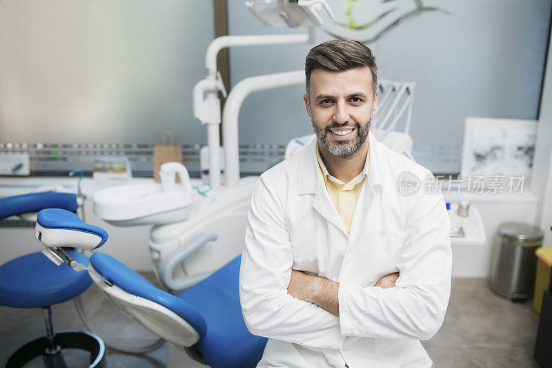 一个白人男性牙医在他办公室里的肖像