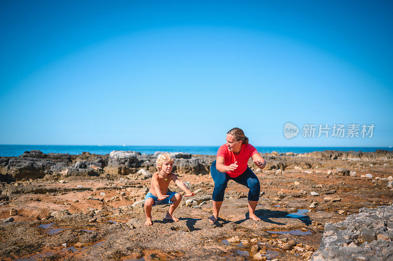 白人母亲和儿子在海边运动