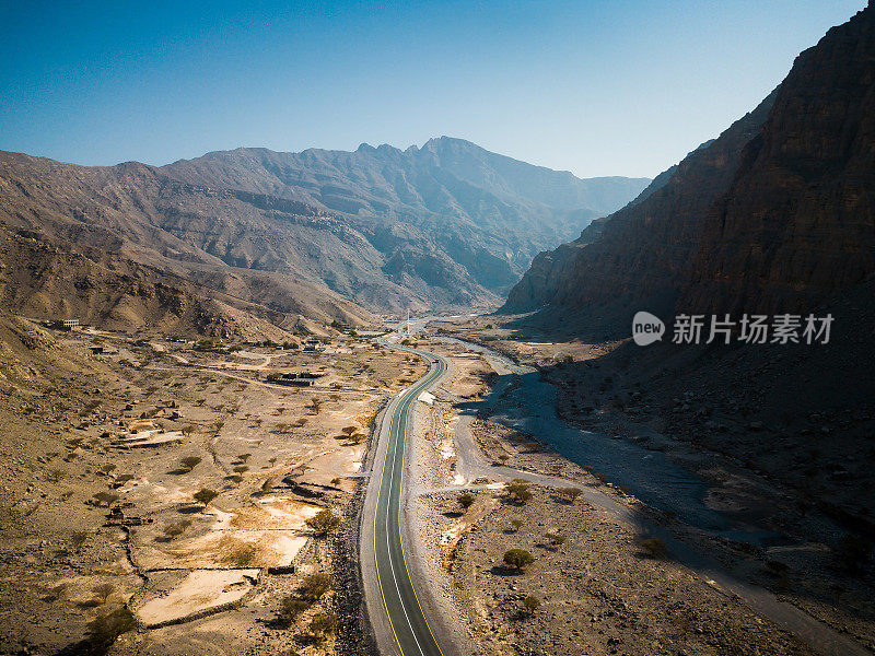 穿越阿联酋杰贝尔贾伊斯山砂岩景区的沙漠公路