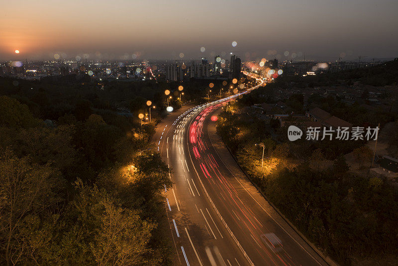 在这个城市的晚间高速公路上，车辆在行驶