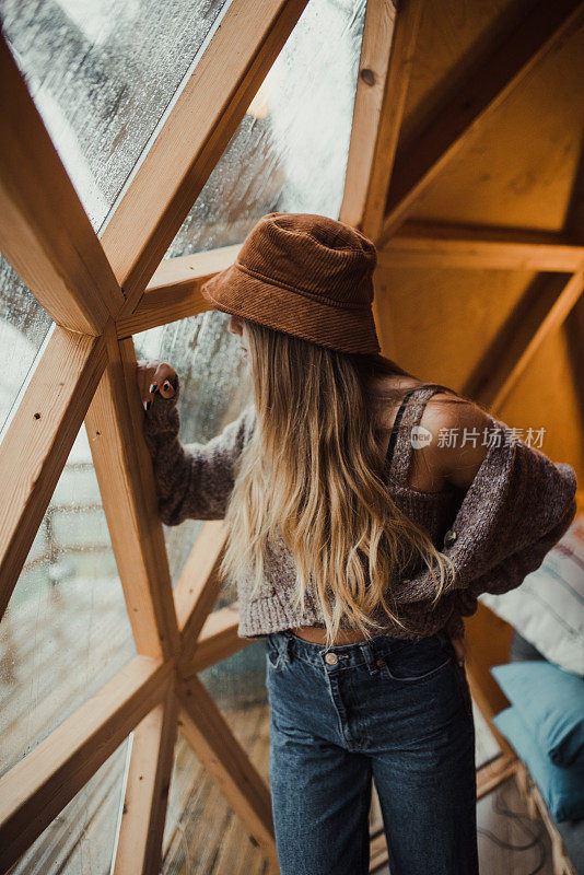 一个年轻女子的肖像，在一个雨天的窗户