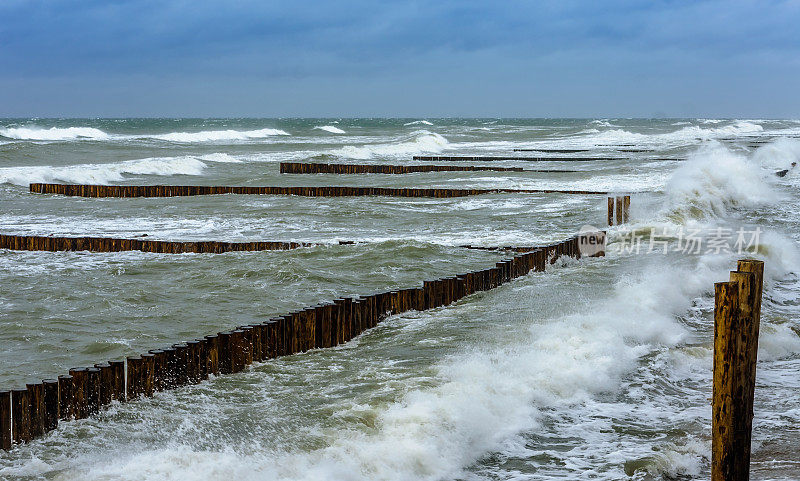 海岸防护在风暴中，风暴在波罗的海中波涛汹涌，大海中波涛汹涌