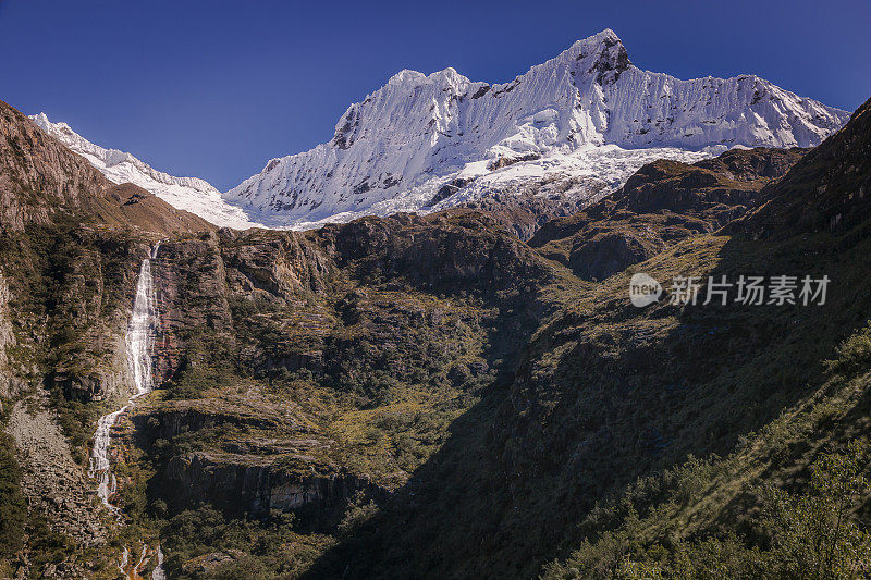 布兰卡山脉:Chacraraju山体瀑布-安第斯山脉附近的瓦拉兹，秘鲁