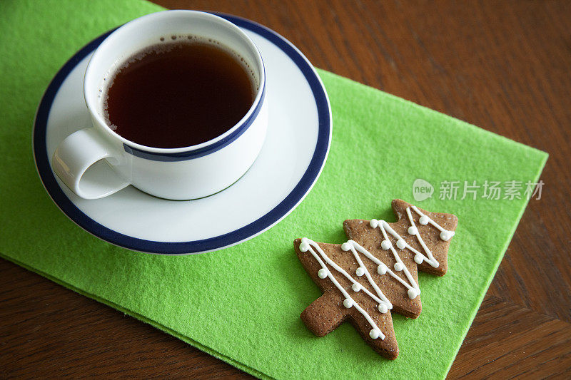 木桌上放着一杯装有圣诞装饰品的茶