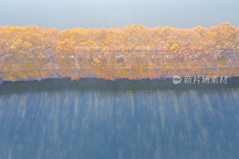 秋天湖上的小堤岸