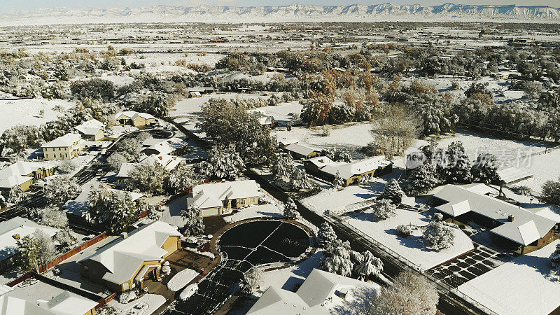 在一个新建立的分部的雪屋屋顶的鸟瞰图，初冬的早晨的照片系列