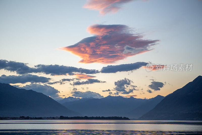 瑞士马焦雷湖的日出
