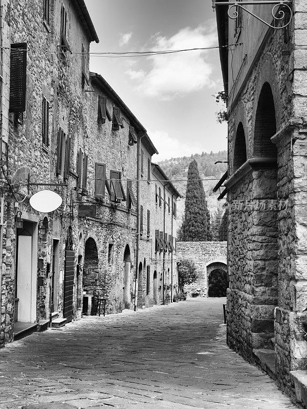 中世纪村庄的小巷，基安蒂地区。