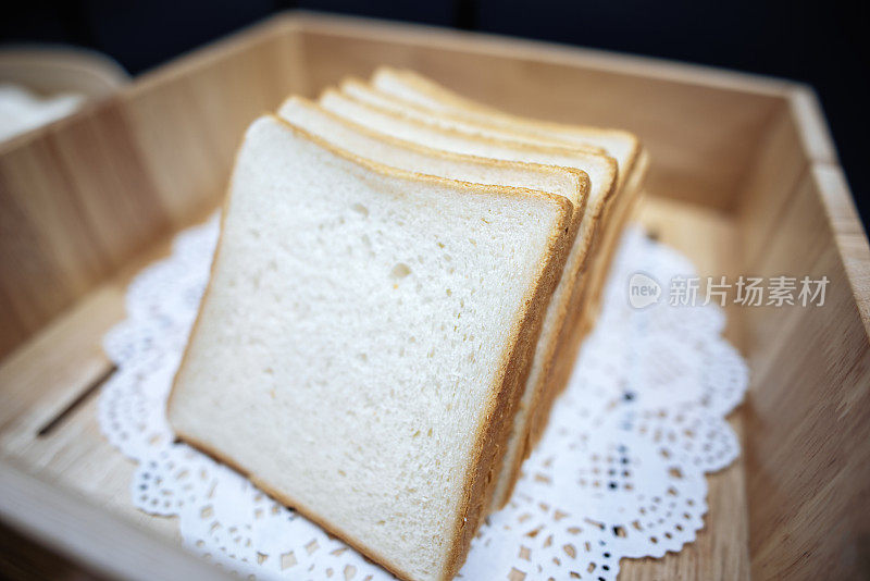 木盒里的切片面包
