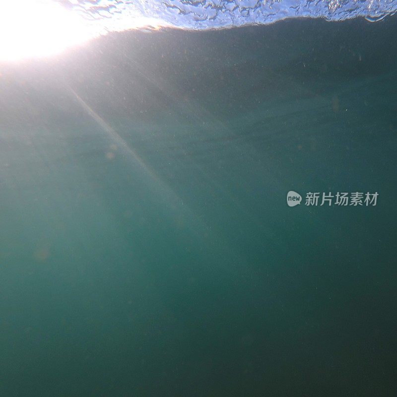 水下视野的阳光过滤通过清澈的海水