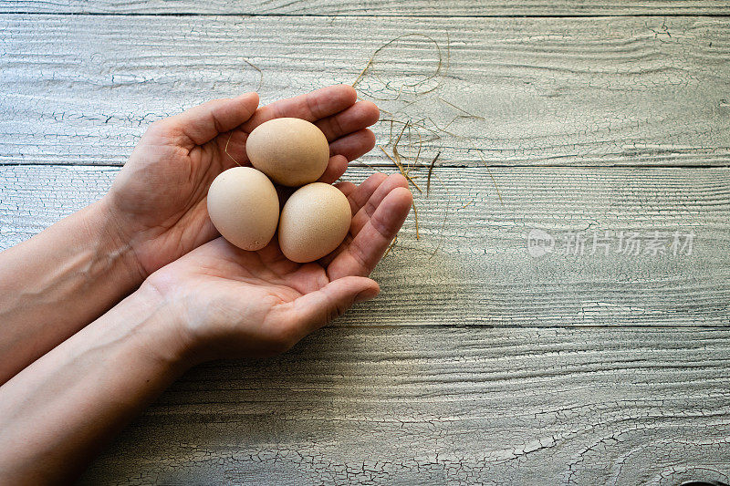 新鲜蛋清加禽蛋作早餐。