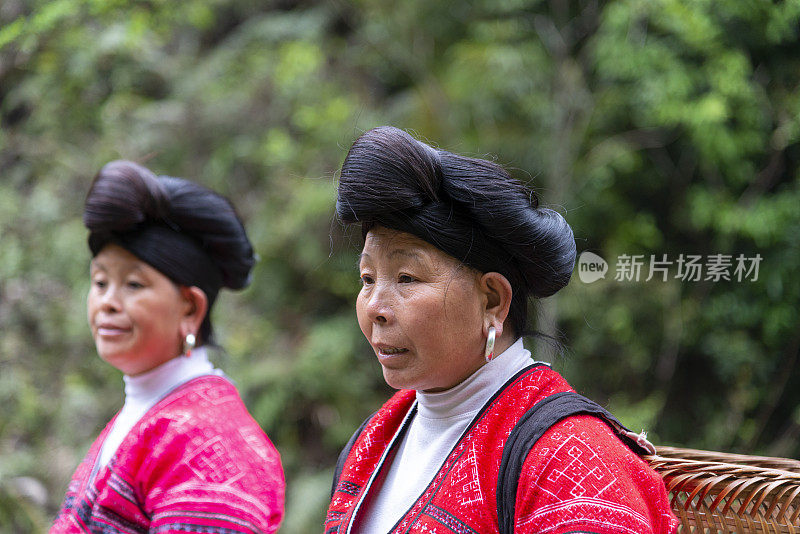 中国龙胜瀑布瑶族妇女肖像