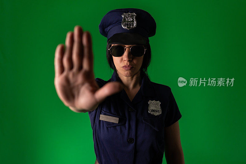 女警察在值班时下了命令