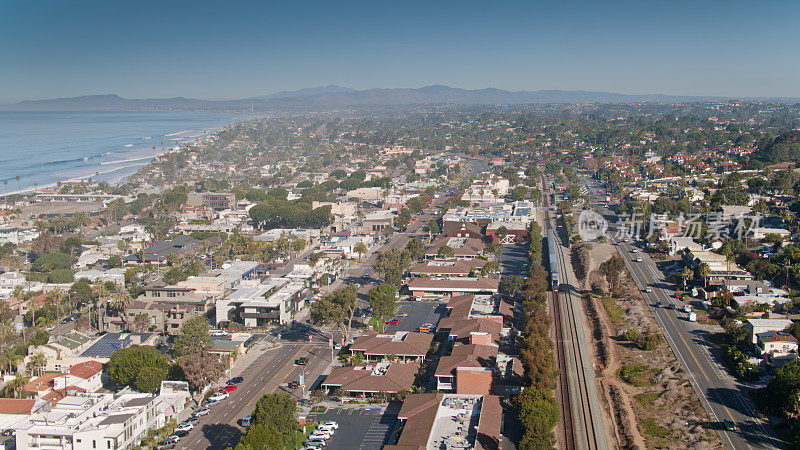 加州恩西尼塔斯的无人机拍摄，一列客运列车正在经过