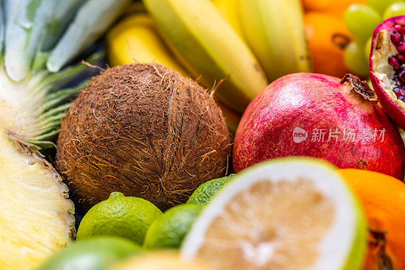 各种热带水果的全框视图。椰子，石榴，线，菠萝，香蕉。