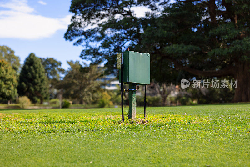 公园里的绿色电器箱