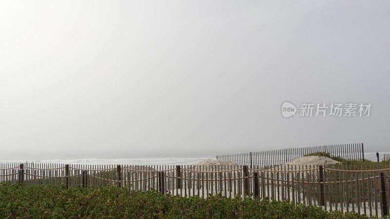 木制尖桩栅栏，沙雾海滩，美国加利福尼亚。太平洋海岸，雾霾海岸。