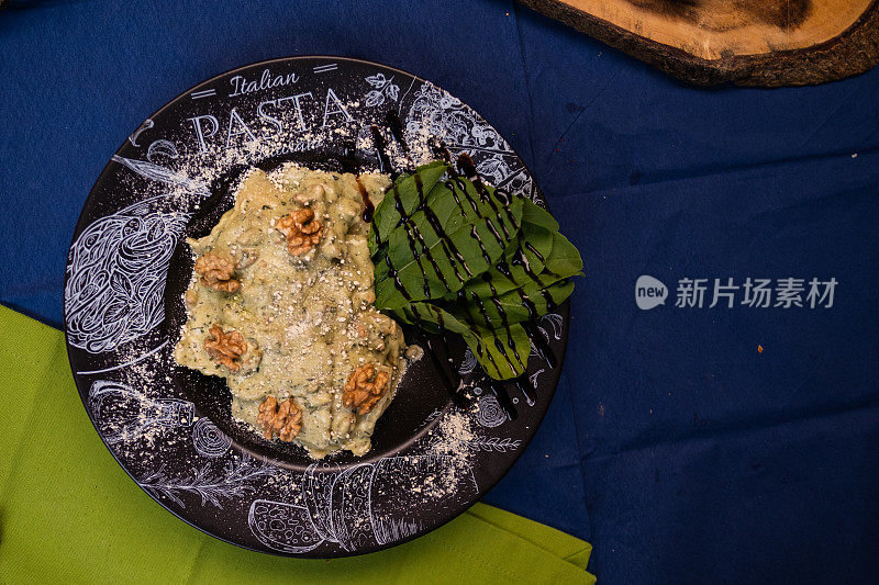 奶油酱芝麻菜和核桃馄饨