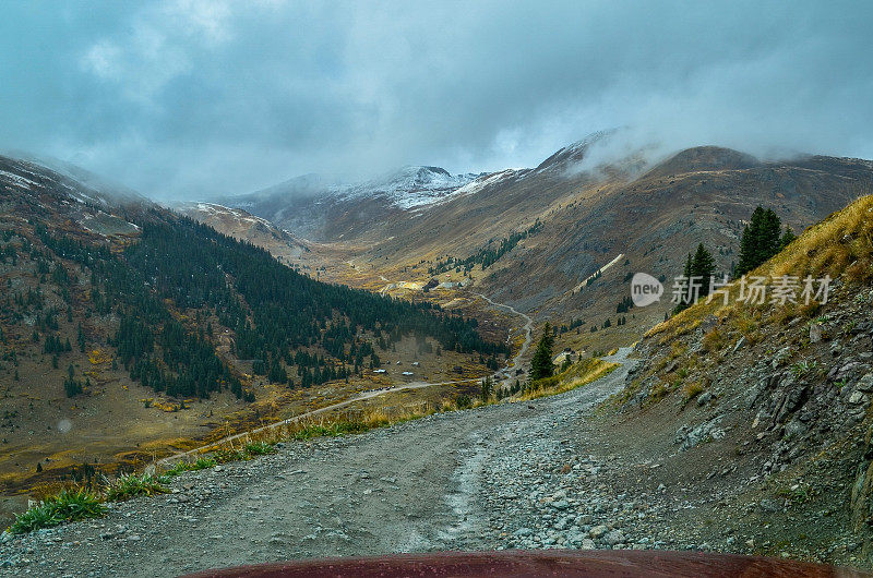 4x4土路通往阿尼玛斯福克斯，然后去肉桂和工程师通过在美国科罗拉多州西南部