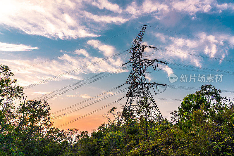 在日落时，配电变电站与电力线路和变压器。