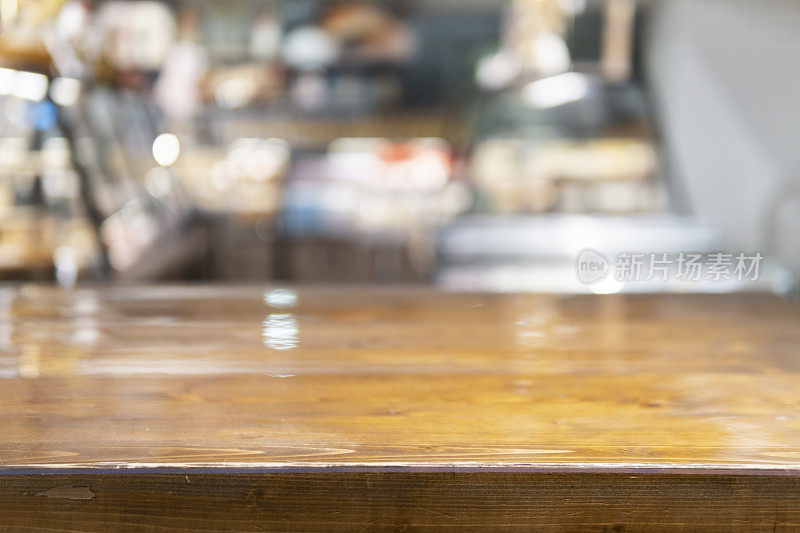 一个面包店的空桌子的特写