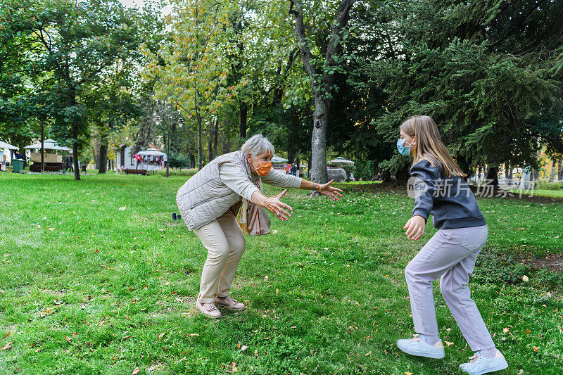 老女人和孙女在公园里肘撞。